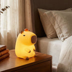 Luminária capivara em silicone com bateria 800mAh, 2 níveis de brilho e timer de 20 min. Fofa, segura e perfeita como luz noturna para quartos e berçários.