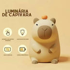 Luminária capivara em silicone com bateria 800mAh, 2 níveis de brilho e timer de 20 min. Fofa, segura e perfeita como luz noturna para quartos e berçários.
