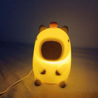 Luminária capivara em silicone com bateria 800mAh, 2 níveis de brilho e timer de 20 min. Fofa, segura e perfeita como luz noturna para quartos e berçários.