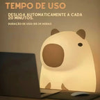 Luminária capivara em silicone com bateria 800mAh, 2 níveis de brilho e timer de 20 min. Fofa, segura e perfeita como luz noturna para quartos e berçários.