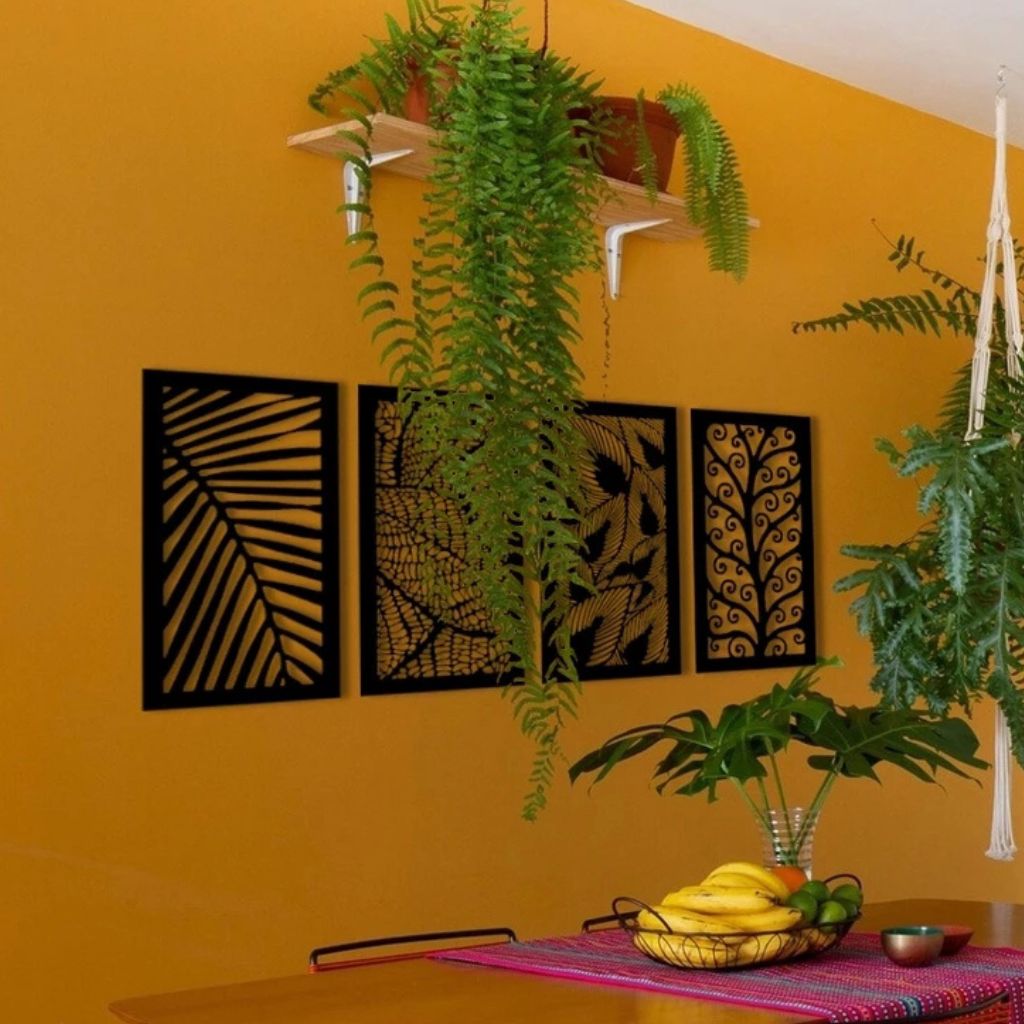 Kit com 4 quadros vazados de folhagem em MDF preto 60x29,5cm. Design moderno, corte a laser e fácil instalação sem furar a parede. Ideal para salas e quartos.