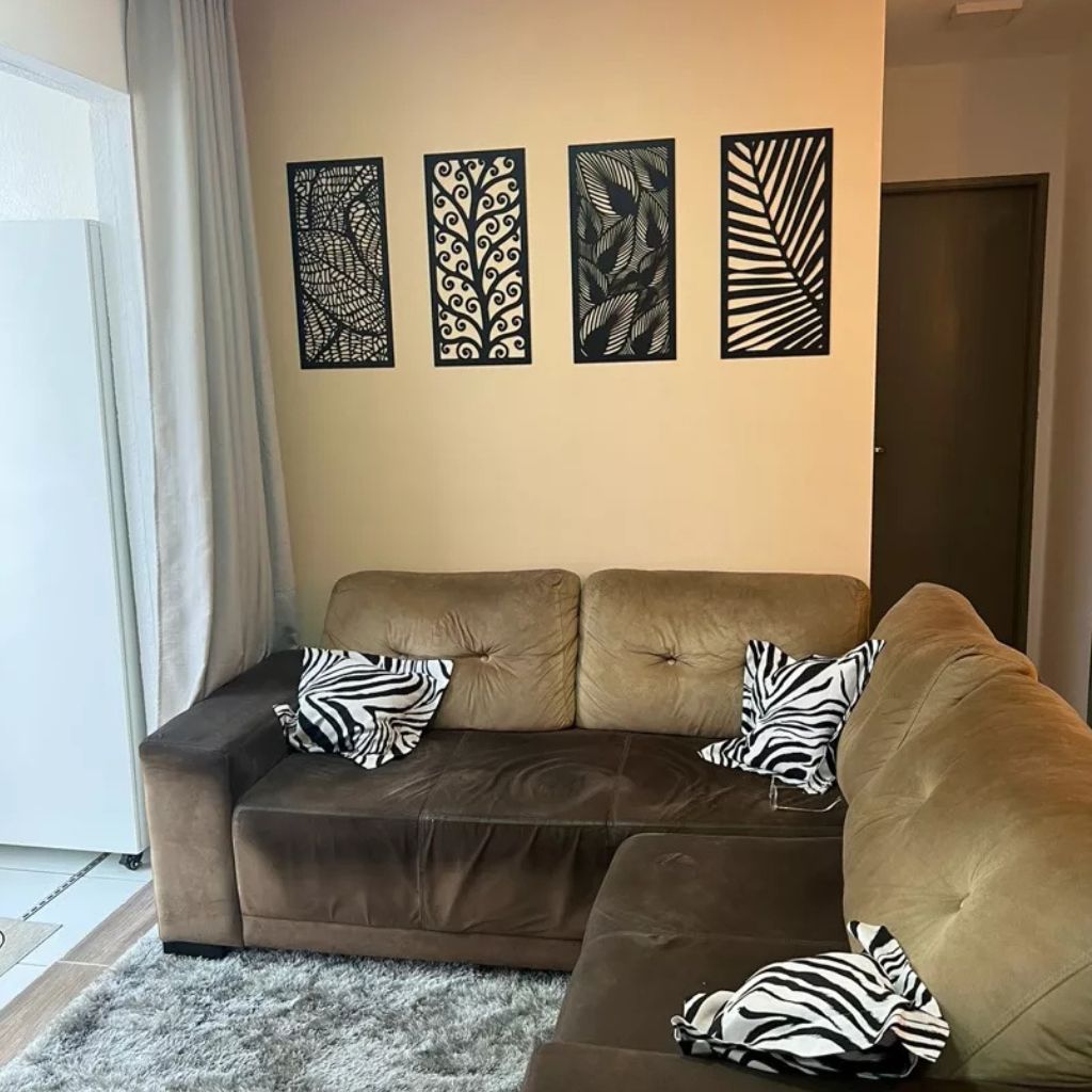 Kit com 4 quadros vazados de folhagem em MDF preto 60x29,5cm. Design moderno, corte a laser e fácil instalação sem furar a parede. Ideal para salas e quartos.