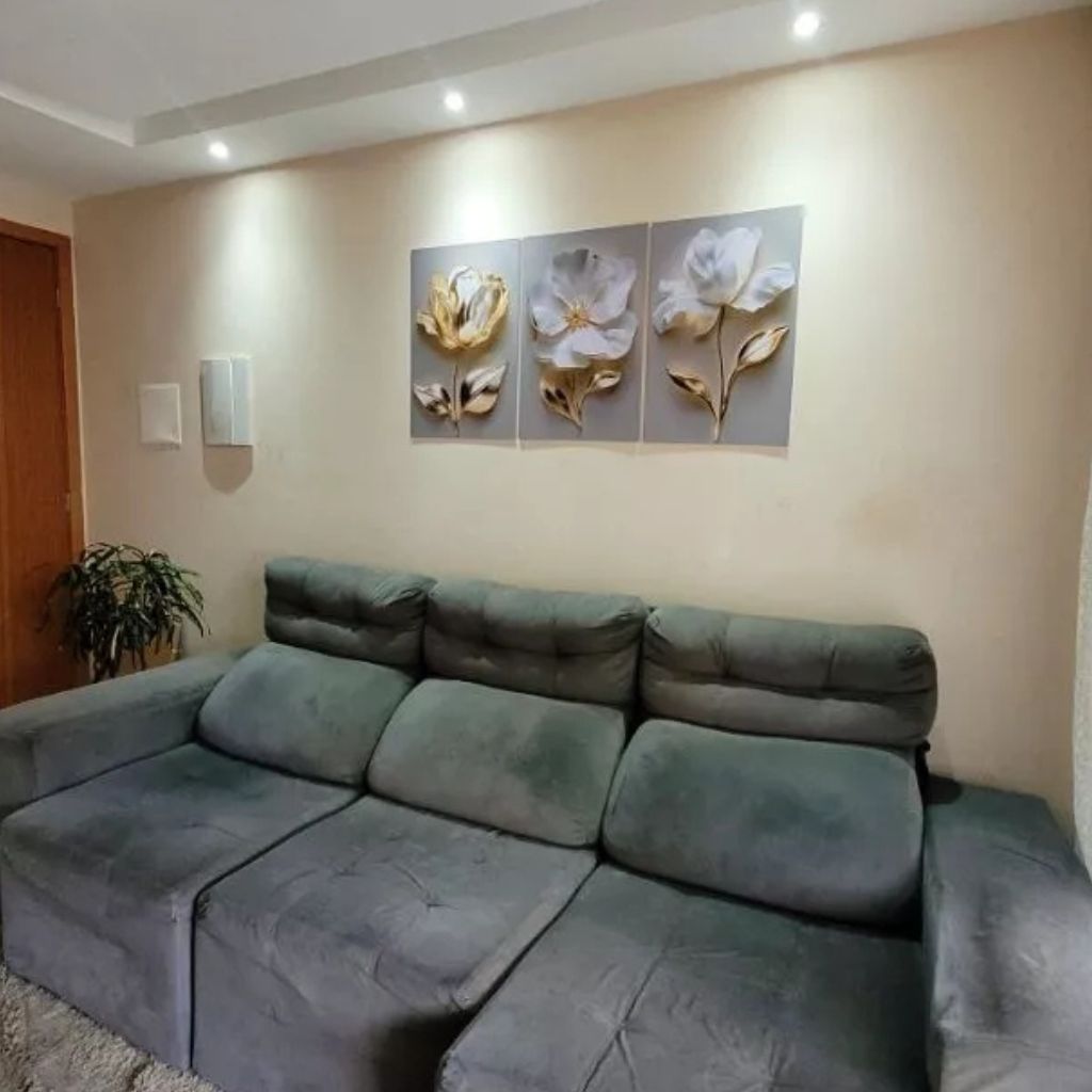 Kit 3 Quadros Flores Nobres Or com efeito 3D em tons de branco e dourado. Impressão premium em vinil, fácil instalação com adesivo e design de luxo para sua casa.