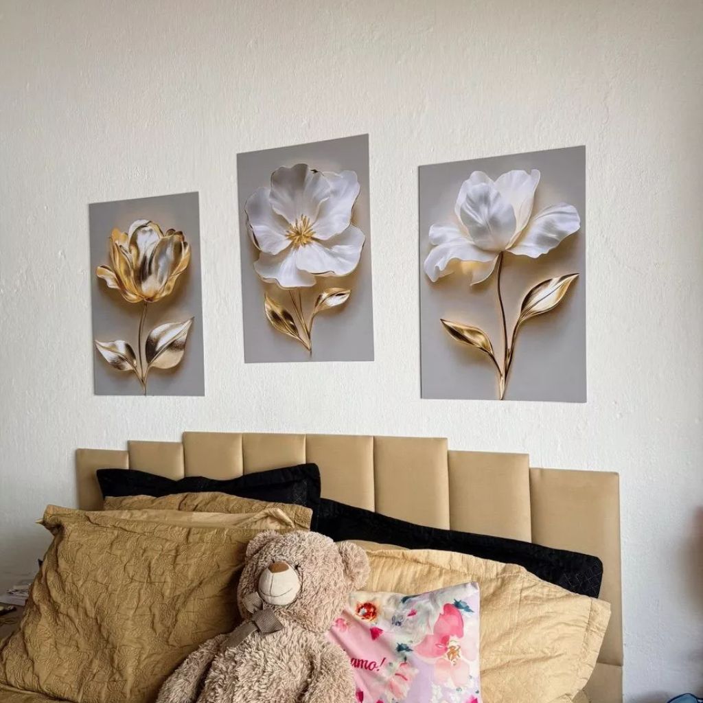 Kit 3 Quadros Flores Nobres Or com efeito 3D em tons de branco e dourado. Impressão premium em vinil, fácil instalação com adesivo e design de luxo para sua casa.