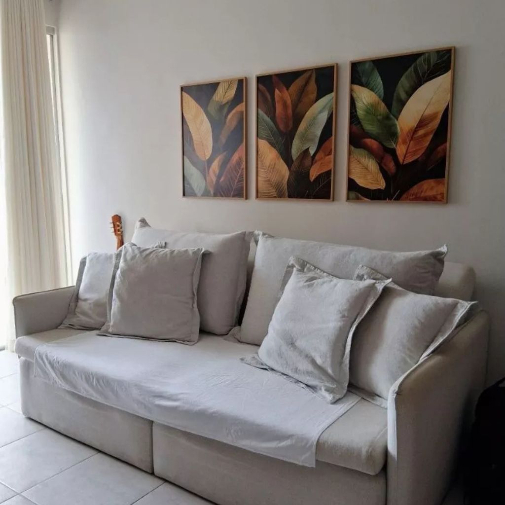 Tríptico Selva Feuillage com moldura caixinha e impressão premium. Folhas tropicais sofisticadas em tons dourados e verdes para salas e quartos elegantes.