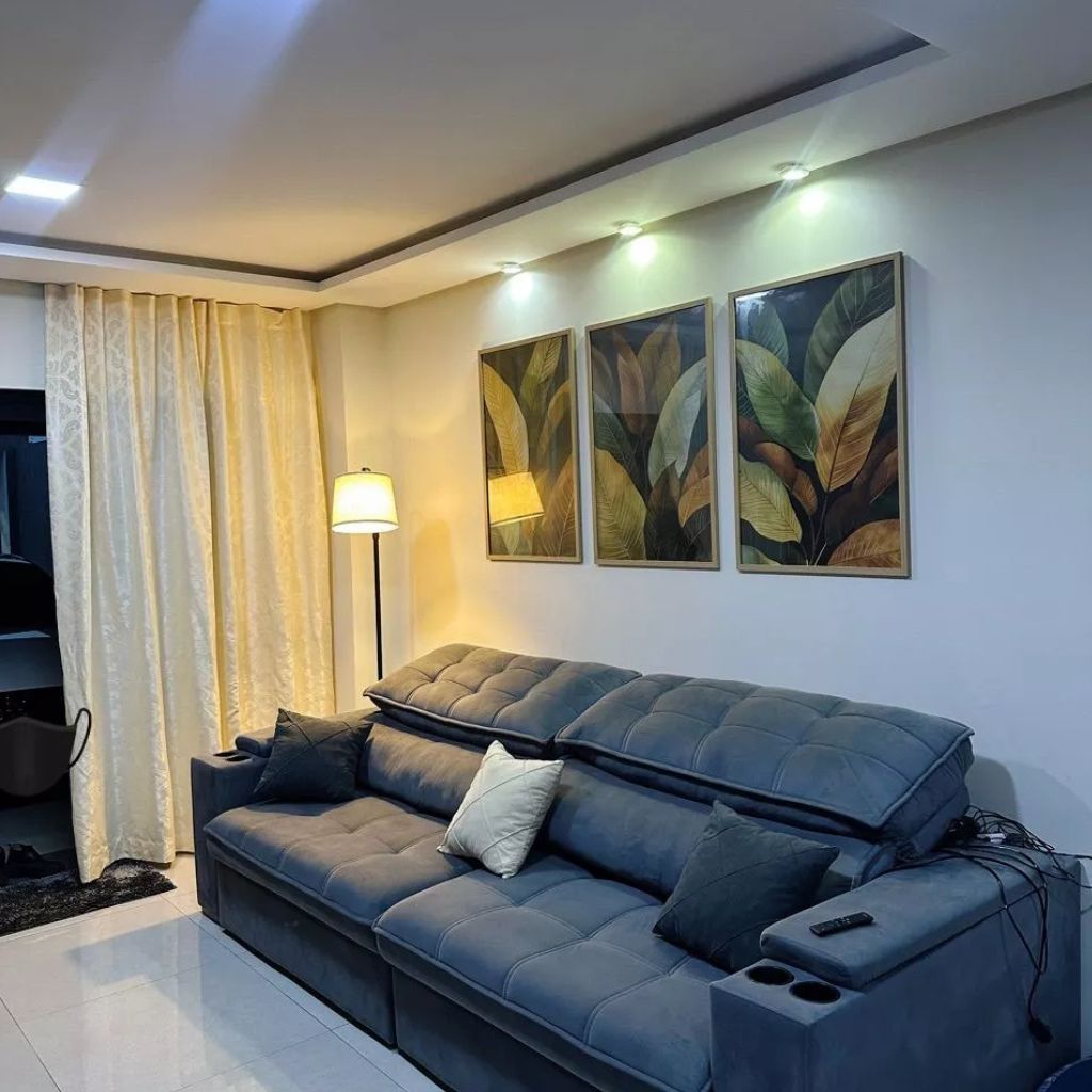 Tríptico Selva Feuillage com moldura caixinha e impressão premium. Folhas tropicais sofisticadas em tons dourados e verdes para salas e quartos elegantes.