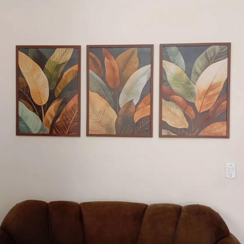 Tríptico Selva Feuillage com moldura caixinha e impressão premium. Folhas tropicais sofisticadas em tons dourados e verdes para salas e quartos elegantes.