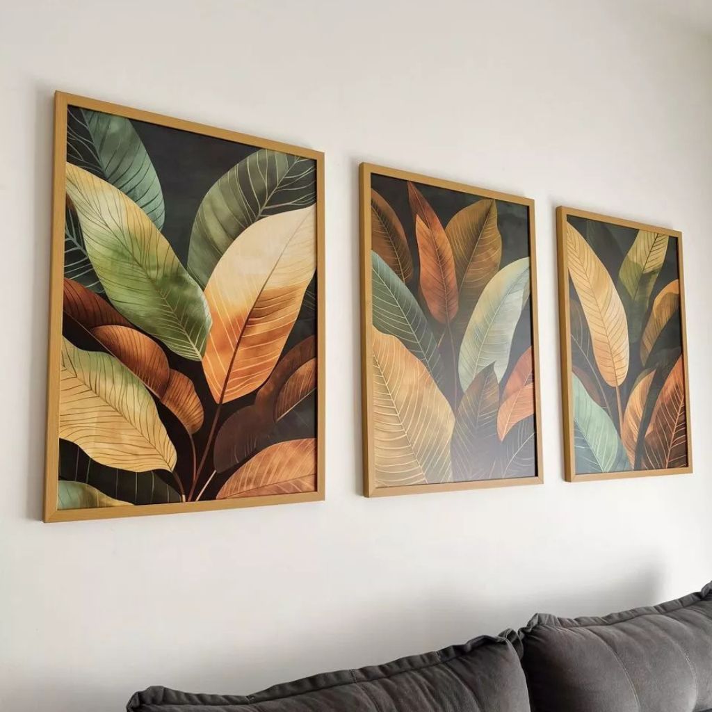 Tríptico Selva Feuillage com moldura caixinha e impressão premium. Folhas tropicais sofisticadas em tons dourados e verdes para salas e quartos elegantes.