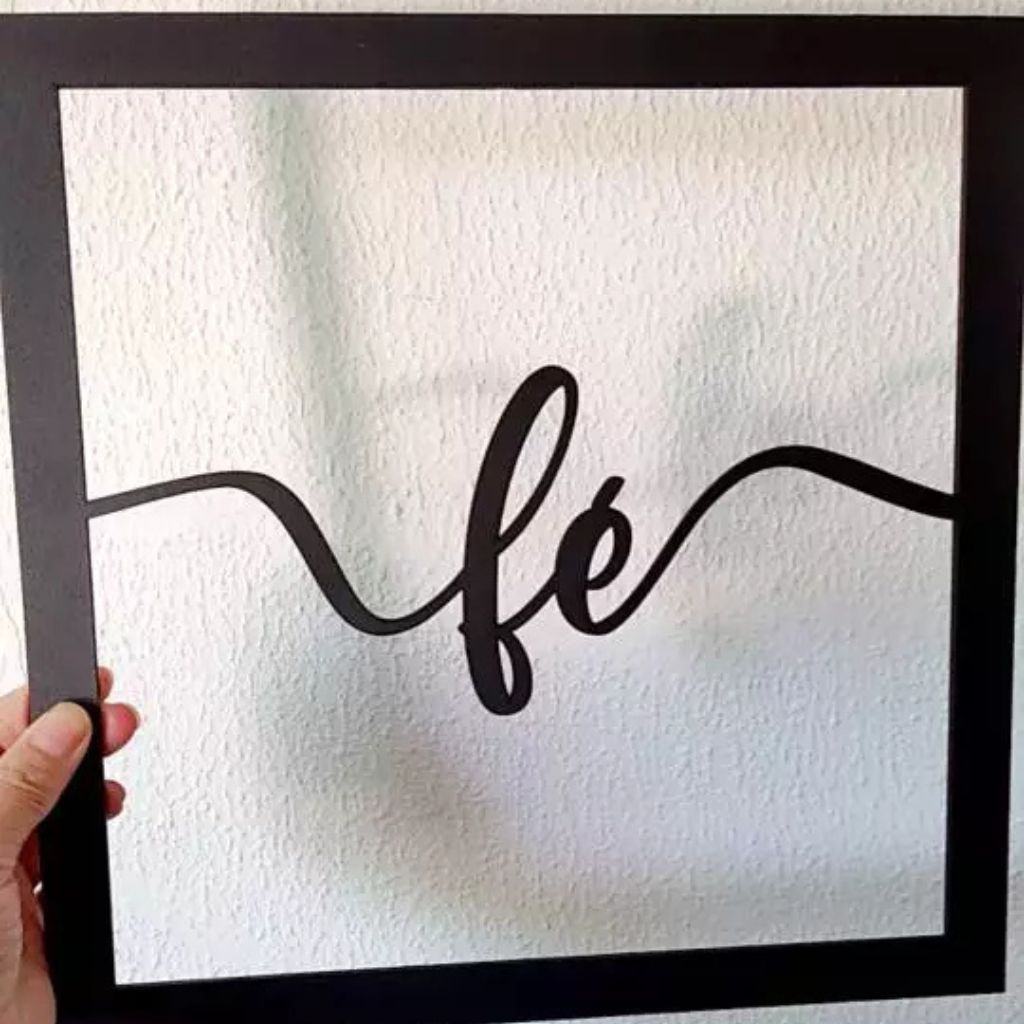 Conjunto de 3 quadros vazados "Amor, Fé e Gratidão" em MDF preto 30x30cm. Design minimalista, sustentável e fácil instalação com fita dupla face. Envio imediato.