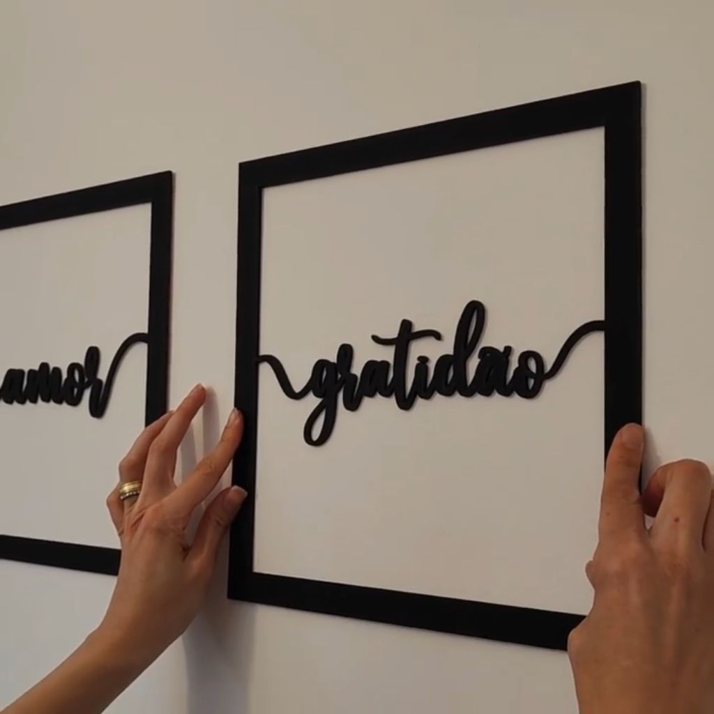 Conjunto de 3 quadros vazados "Amor, Fé e Gratidão" em MDF preto 30x30cm. Design minimalista, sustentável e fácil instalação com fita dupla face. Envio imediato.