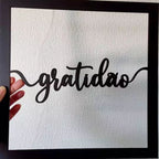 Conjunto de 3 quadros vazados "Amor, Fé e Gratidão" em MDF preto 30x30cm. Design minimalista, sustentável e fácil instalação com fita dupla face. Envio imediato.