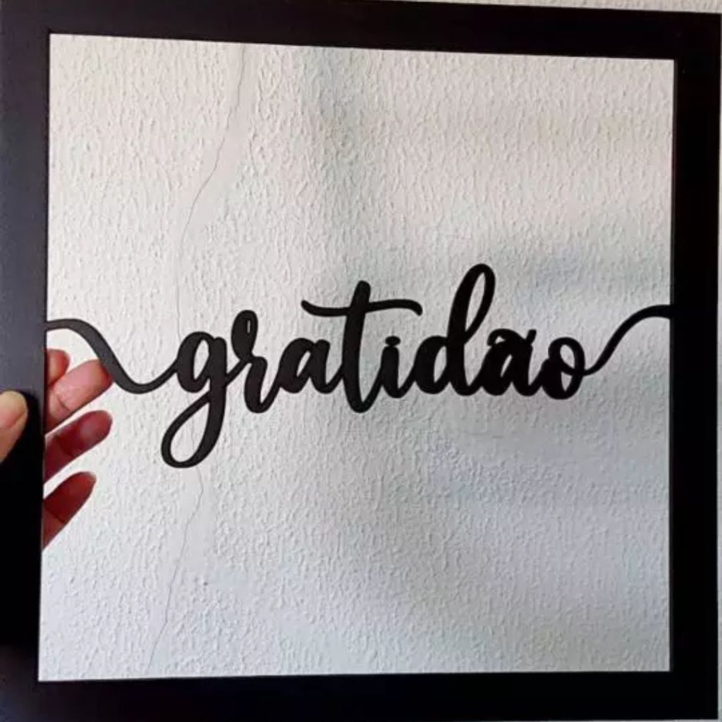 Conjunto de 3 quadros vazados "Amor, Fé e Gratidão" em MDF preto 30x30cm. Design minimalista, sustentável e fácil instalação com fita dupla face. Envio imediato.