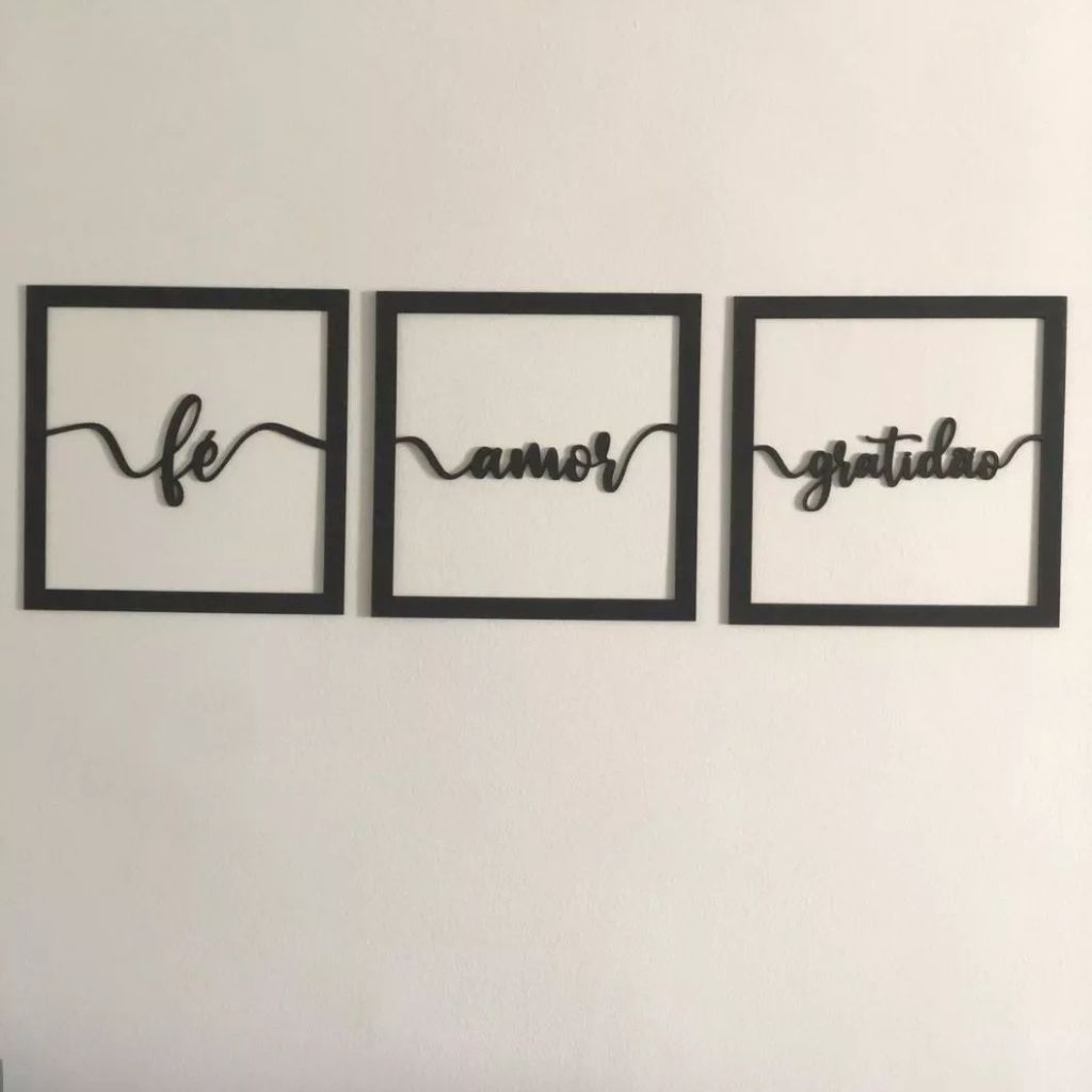 Conjunto de 3 quadros vazados "Amor, Fé e Gratidão" em MDF preto 30x30cm. Design minimalista, sustentável e fácil instalação com fita dupla face. Envio imediato.