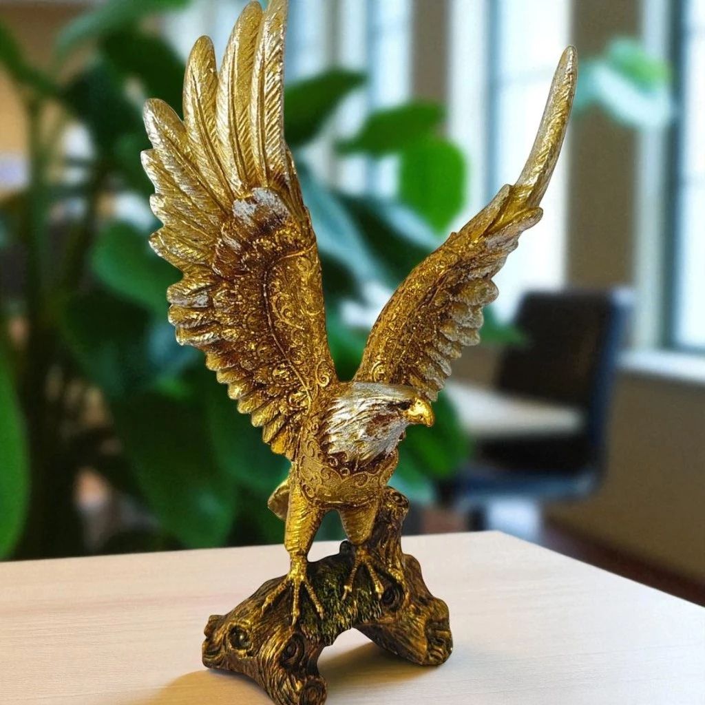 Escultura Águia Voler em resina dourada, 22cm, símbolo de força e liberdade. Peça decorativa imponente para salas, escritórios, home office e presentes especiais.