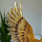 Escultura Águia Voler em resina dourada, 22cm, símbolo de força e liberdade. Peça decorativa imponente para salas, escritórios, home office e presentes especiais.