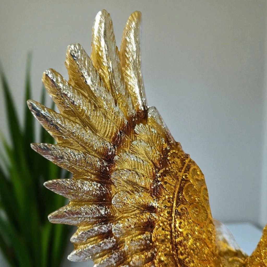 Escultura Águia Voler em resina dourada, 22cm, símbolo de força e liberdade. Peça decorativa imponente para salas, escritórios, home office e presentes especiais.