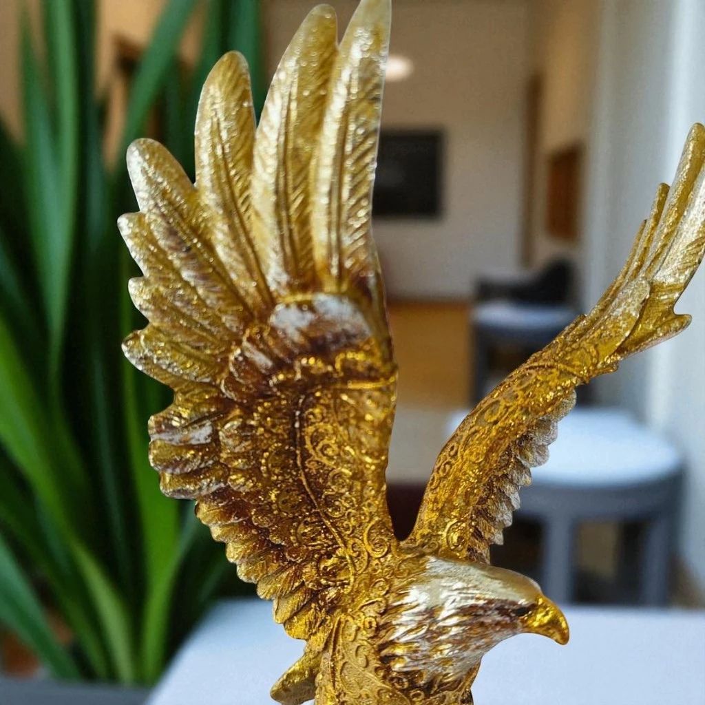 Escultura Águia Voler em resina dourada, 22cm, símbolo de força e liberdade. Peça decorativa imponente para salas, escritórios, home office e presentes especiais.