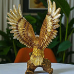 Escultura Águia Voler em resina dourada, 22cm, símbolo de força e liberdade. Peça decorativa imponente para salas, escritórios, home office e presentes especiais.