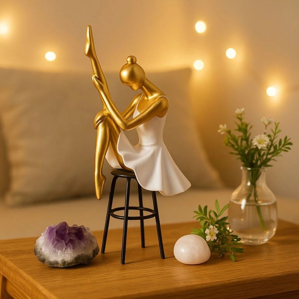 Escultura Ballet Bailarina Toque Dourado em resina, design branco e dourado minimalista. Peça elegante para aparadores, mesas e estantes, perfeita para amantes de dança.