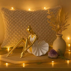 Escultura Ballet Bailarina Toque Dourado em resina, design branco e dourado minimalista. Peça elegante para aparadores, mesas e estantes, perfeita para amantes de dança.