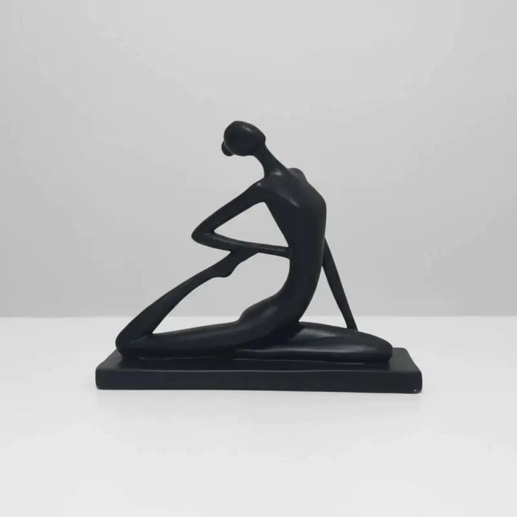Escultura Minimalista Ballerine em gesso, 24cm, com design estilizado de bailarina. Peça decorativa elegante para salas, quartos, estúdios e home office.