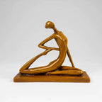 Escultura Minimalista Ballerine em gesso, 24cm, com design estilizado de bailarina. Peça decorativa elegante para salas, quartos, estúdios e home office.