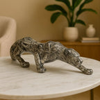 Escultura Pantera Geométrica em cerâmica 36cm, símbolo de elegância e poder. Peça decorativa moderna para aparadores, estantes, racks e home office.