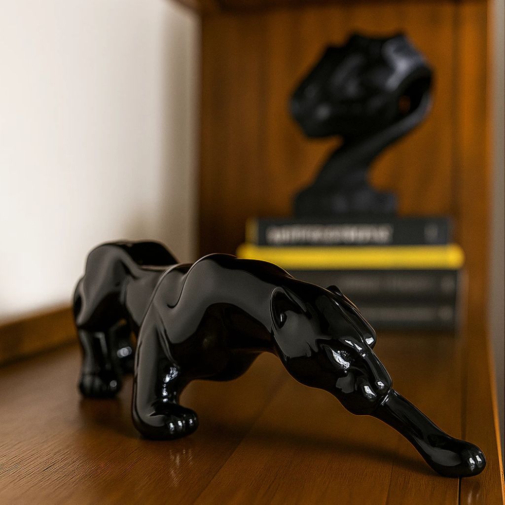 Escultura Pantera Geométrica em cerâmica 36cm, símbolo de elegância e poder. Peça decorativa moderna para aparadores, estantes, racks e home office.