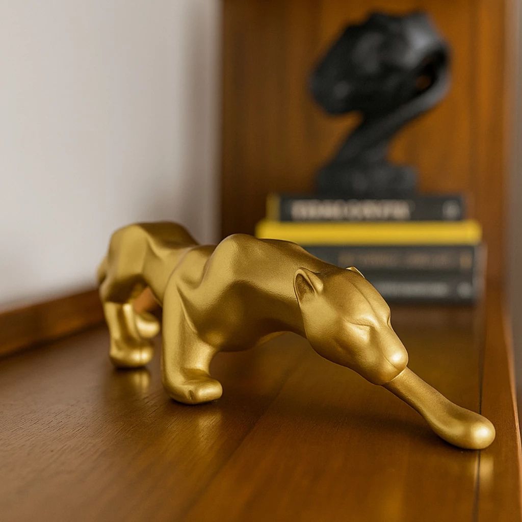 Escultura Pantera Geométrica em cerâmica 36cm, símbolo de elegância e poder. Peça decorativa moderna para aparadores, estantes, racks e home office.