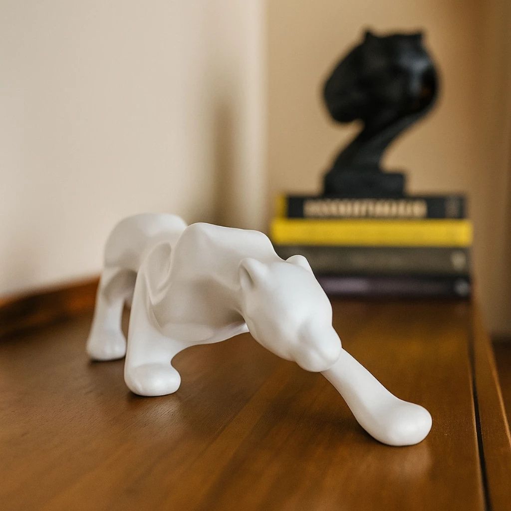 Escultura Pantera Geométrica em cerâmica 36cm, símbolo de elegância e poder. Peça decorativa moderna para aparadores, estantes, racks e home office.