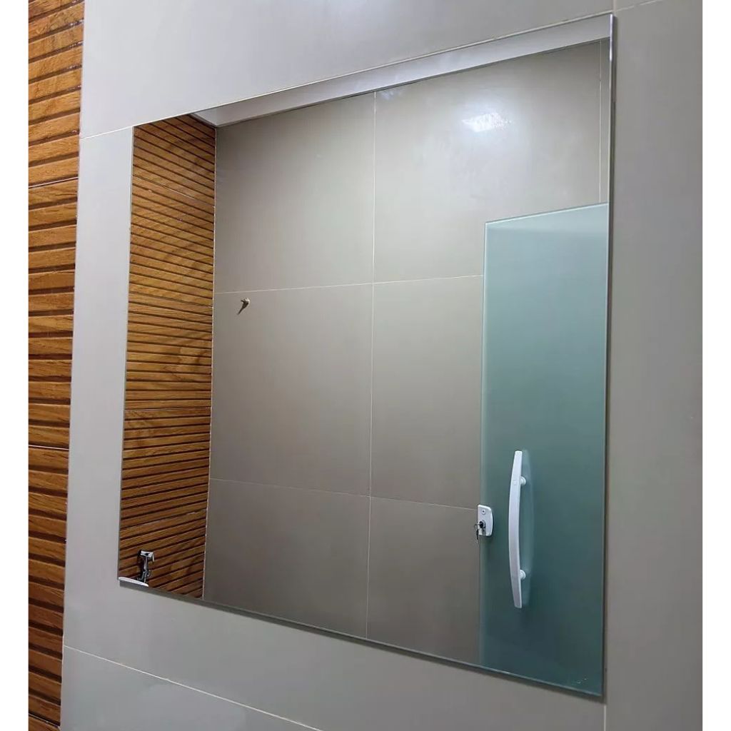 Espelho Carré 70x70cm em vidro real 3mm com bordas lapidadas. Resistente à umidade e com opções de instalação para banheiros, quartos, salas e halls.
