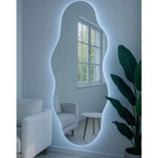 Espelho Nuage Orgânico LED 110x50 ou 90x50 com iluminação de contorno branco quente ou frio, vidro lapidado 3mm e design moderno para quartos, salas e closets.