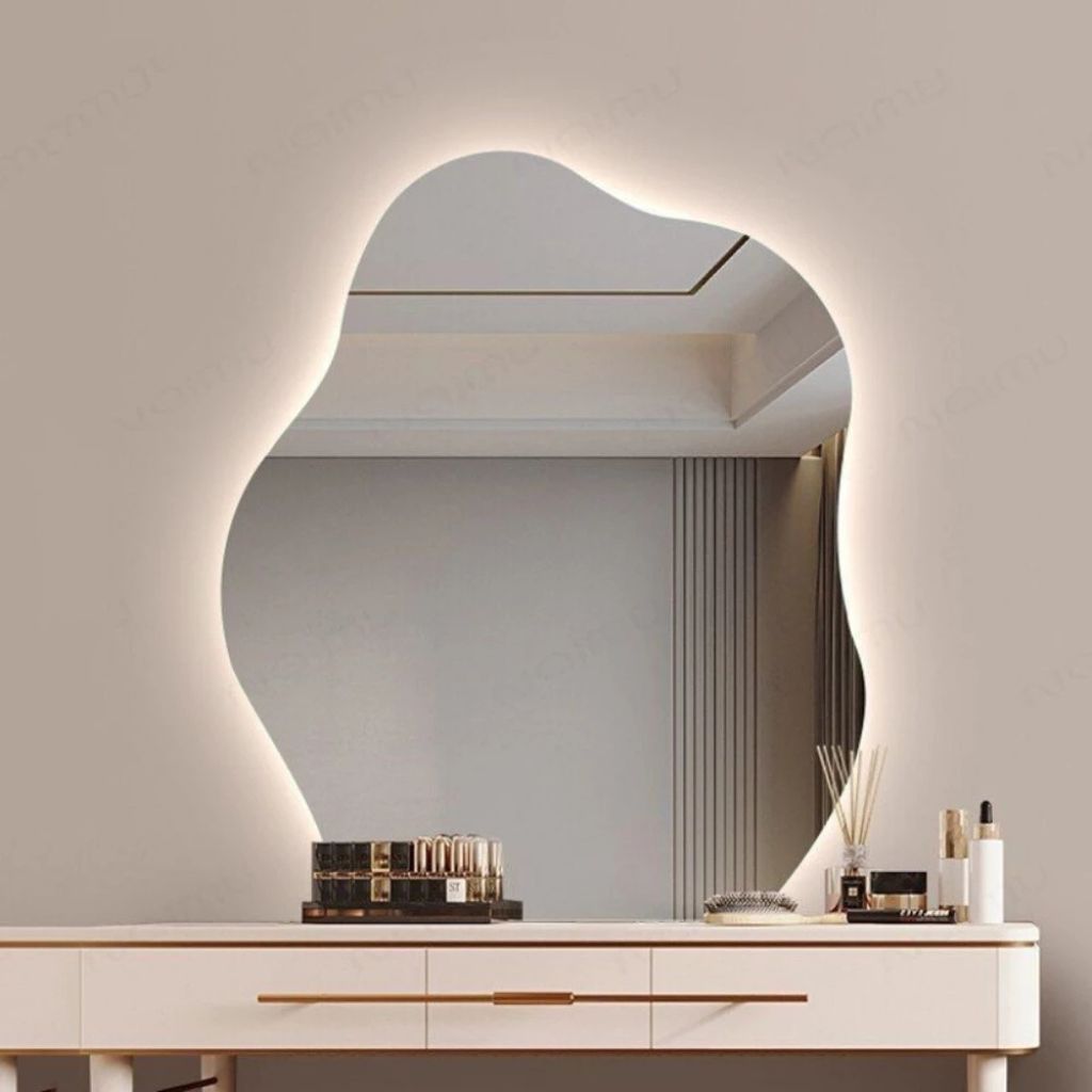 Espelho Orgânico Lapidado LED Flamme 50x80cm com opção de LED à pilha, com fonte ou sem LED. Design moderno, borda lapidada e imagem nítida para seu ambiente.