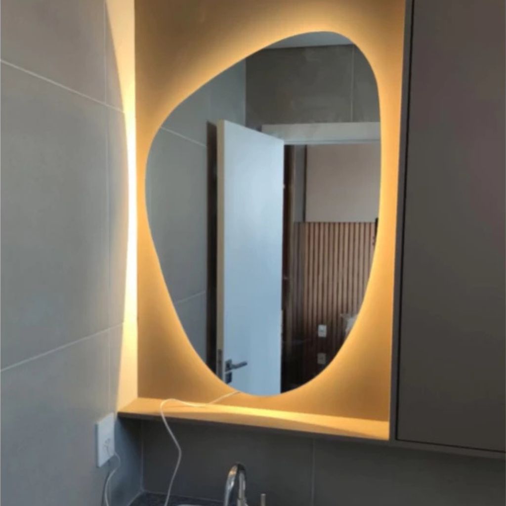 Espelho Requin Orgânico com opção de LED quente ou frio. Design fluido, vidro lapidado 3mm e alimentação bivolt ou pilha. Elegância para banheiros e quartos.