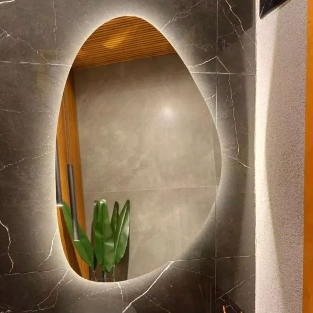 Espelho Requin Orgânico com opção de LED quente ou frio. Design fluido, vidro lapidado 3mm e alimentação bivolt ou pilha. Elegância para banheiros e quartos.