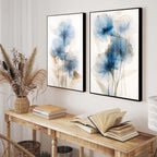 Kit 2 quadros Flores Bleu com moldura caixa alta e vidro cristalino. Arte leve e sofisticada em tons de azul para salas e quartos.