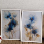 Kit 2 quadros Flores Bleu com moldura caixa alta e vidro cristalino. Arte leve e sofisticada em tons de azul para salas e quartos.