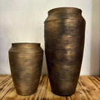 Kit 2 Vasos Exclusif Egípcio em polietileno, tamanhos 35cm e 56cm. Texturizados, leves, resistentes ao sol e chuva, perfeitos para áreas internas e externas.