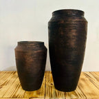 Kit 2 Vasos Exclusif Egípcio em polietileno, tamanhos 35cm e 56cm. Texturizados, leves, resistentes ao sol e chuva, perfeitos para áreas internas e externas.