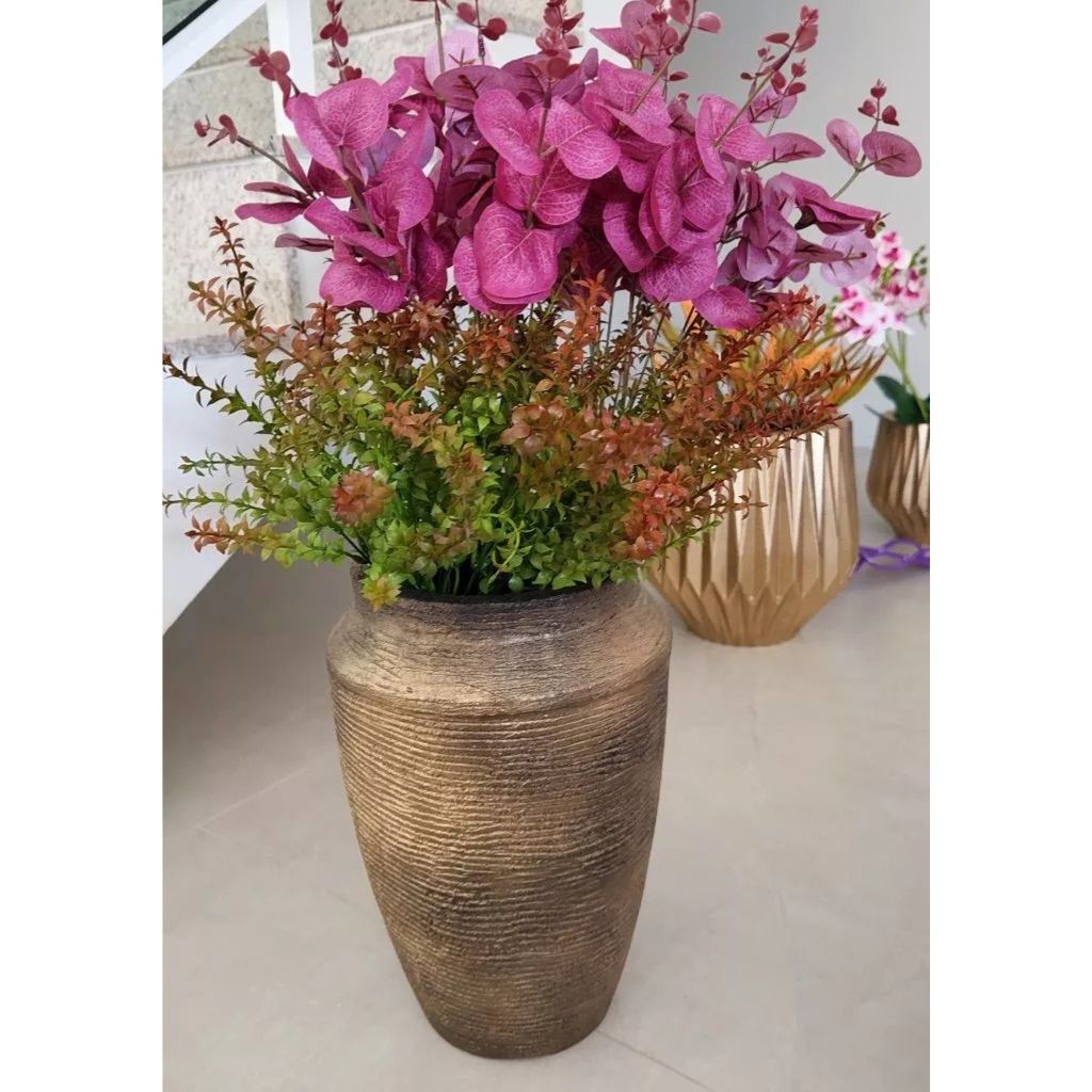 Kit 2 Vasos Exclusif Egípcio em polietileno, tamanhos 35cm e 56cm. Texturizados, leves, resistentes ao sol e chuva, perfeitos para áreas internas e externas.