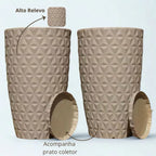 Kit 2 Vasos Moyenne 50cm em polietileno com textura diamante e prato coletor. Leves, resistentes e ideais para plantas médias e grandes em áreas internas e externas.