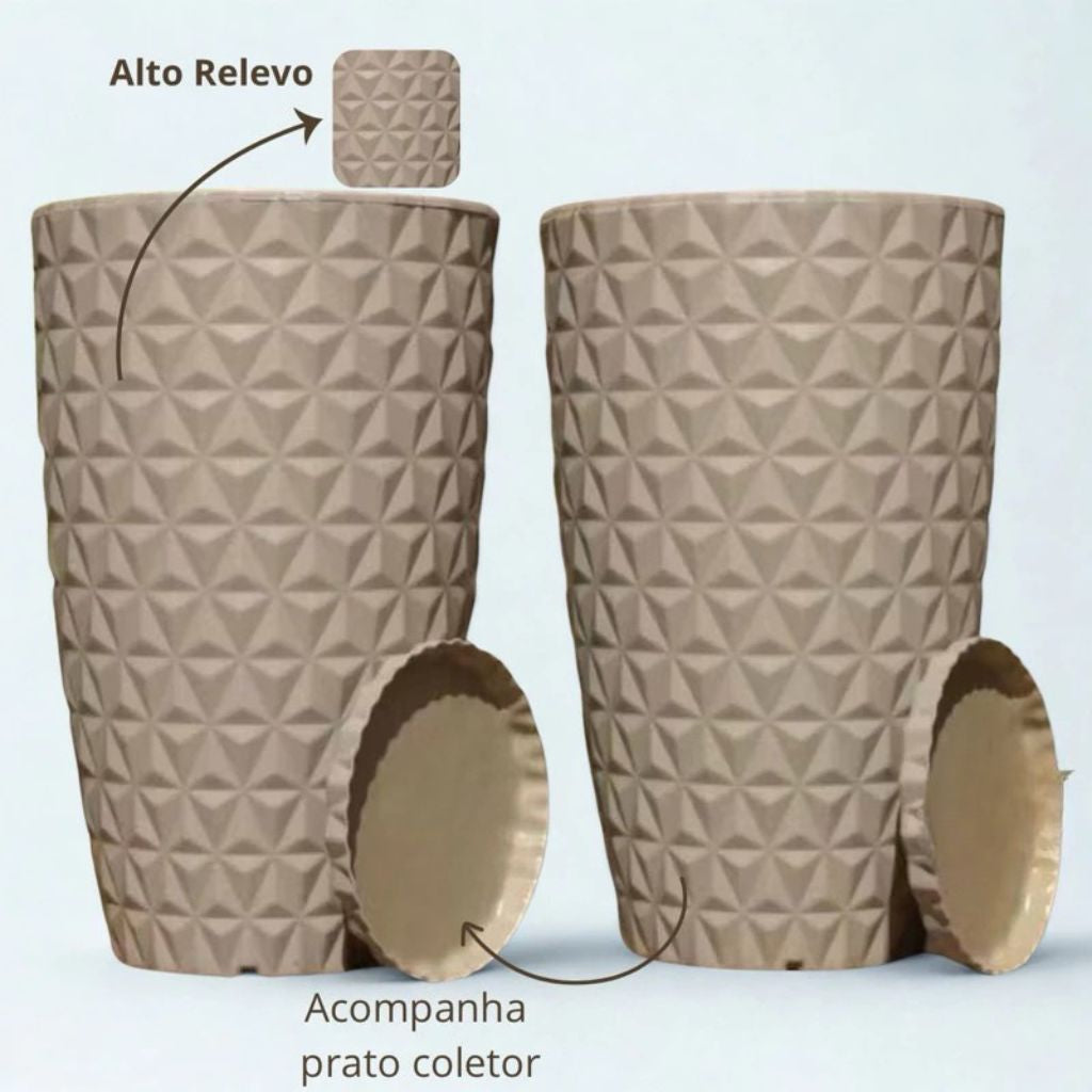 Kit 2 Vasos Moyenne 50cm em polietileno com textura diamante e prato coletor. Leves, resistentes e ideais para plantas médias e grandes em áreas internas e externas.