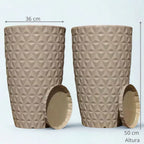Kit 2 Vasos Moyenne 50cm em polietileno com textura diamante e prato coletor. Leves, resistentes e ideais para plantas médias e grandes em áreas internas e externas.