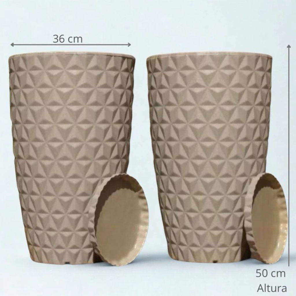 Kit 2 Vasos Moyenne 50cm em polietileno com textura diamante e prato coletor. Leves, resistentes e ideais para plantas médias e grandes em áreas internas e externas.