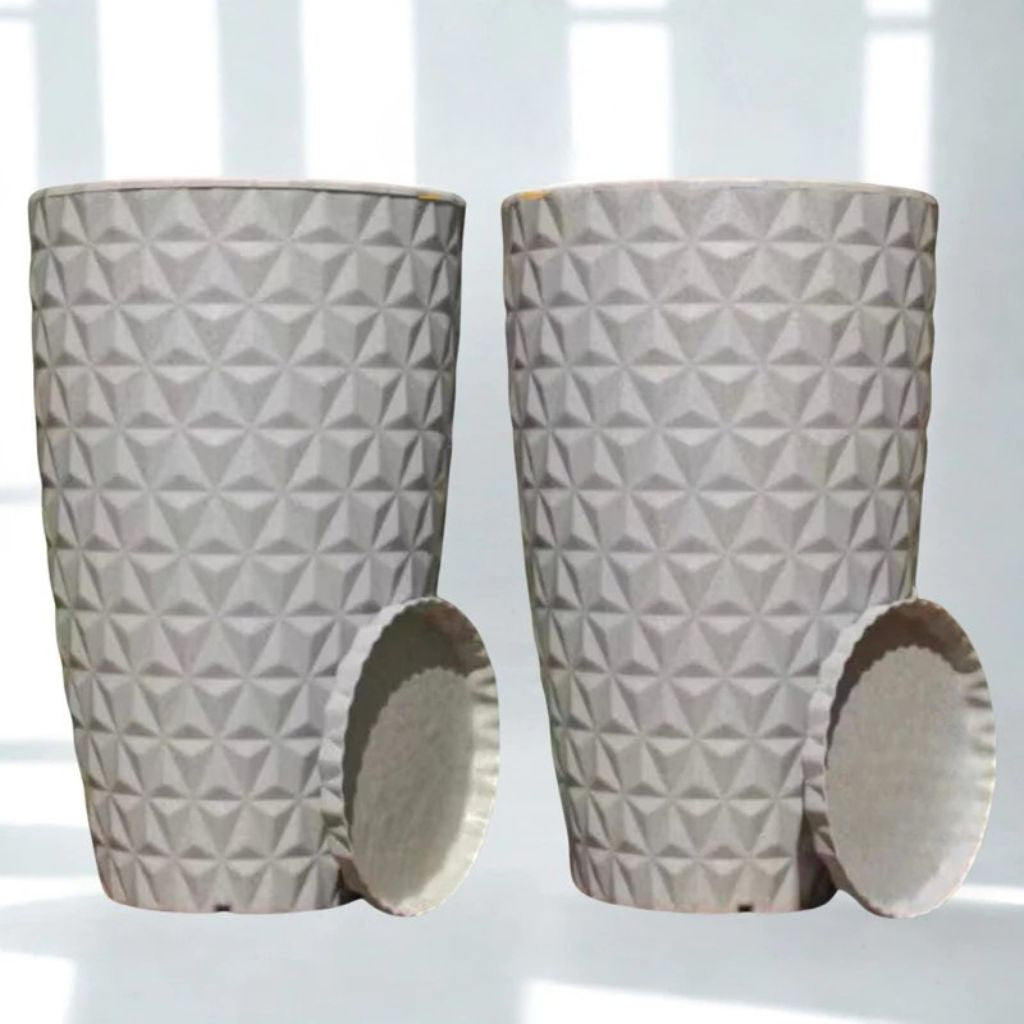 Kit 2 Vasos Moyenne 50cm em polietileno com textura diamante e prato coletor. Leves, resistentes e ideais para plantas médias e grandes em áreas internas e externas.