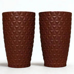 Kit 2 Vasos Moyenne 50cm em polietileno com textura diamante e prato coletor. Leves, resistentes e ideais para plantas médias e grandes em áreas internas e externas.