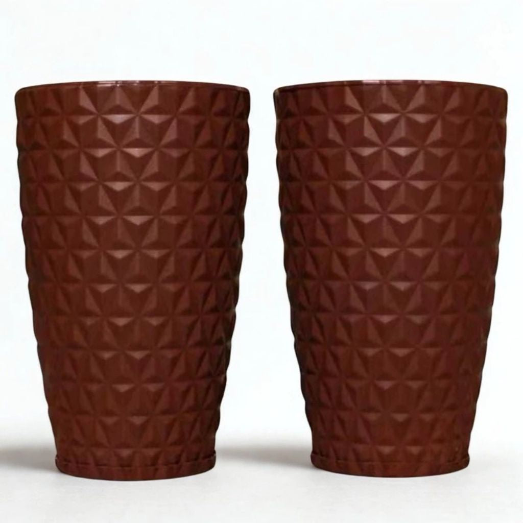 Kit 2 Vasos Moyenne 50cm em polietileno com textura diamante e prato coletor. Leves, resistentes e ideais para plantas médias e grandes em áreas internas e externas.