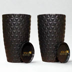 Kit 2 Vasos Moyenne 50cm em polietileno com textura diamante e prato coletor. Leves, resistentes e ideais para plantas médias e grandes em áreas internas e externas.