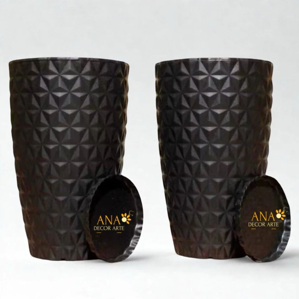 Kit 2 Vasos Moyenne 50cm em polietileno com textura diamante e prato coletor. Leves, resistentes e ideais para plantas médias e grandes em áreas internas e externas.