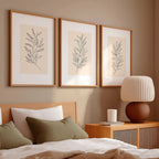 Kit 3 Quadros Douceur com moldura em madeira imunizada e impressão HD. Arte botânica clean e sofisticada para salas, quartos e home office.